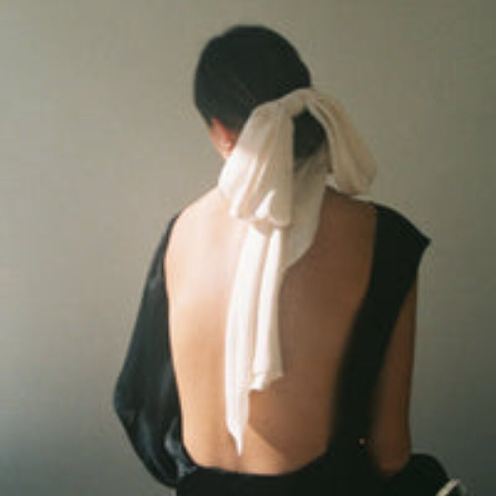 Kamperett ivory silk bow NWOT